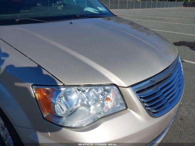 Chrysler Town & Country Touring Image 4