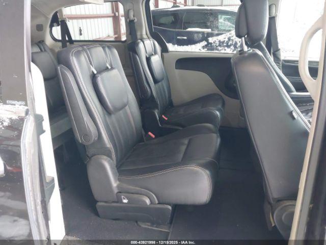 Chrysler Town & Country Touring Image 10