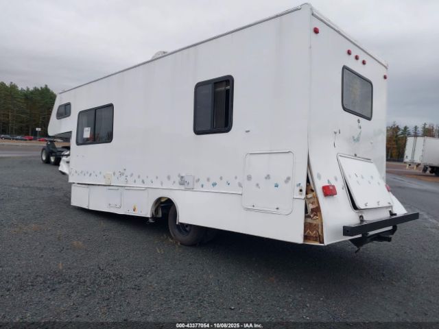 Ford E-450 Standard Image 7