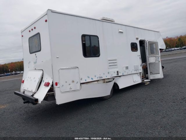 Ford E-450 Standard Image 2