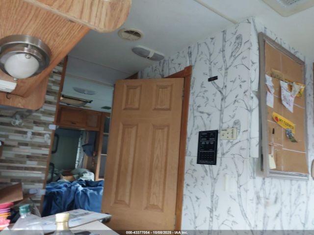 Ford E-450 Standard Image 5