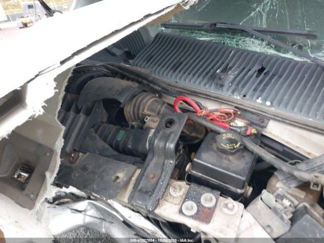 Ford E-450 Standard Image 14