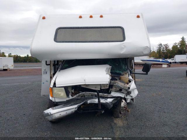 Ford E-450 Standard Image 3