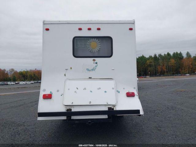 Ford E-450 Standard Image 12